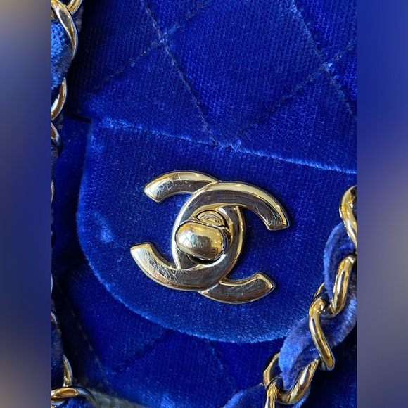 AUTH CHANEL VELVET VELOUR BLUE WITH GOLD HW CLASSIC DOUBLE FLAP CHAIN BAG m/l - Picture 2 of 16